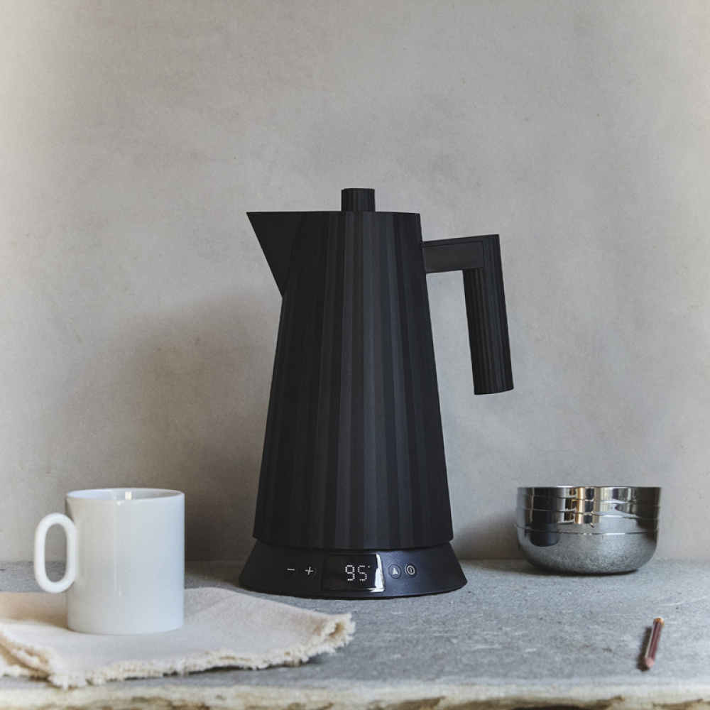 alessi plissé vedenkeitin elektronisella lämpömittarilla, musta 1,7l
